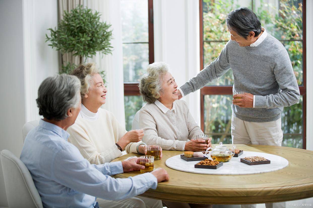 老智能穿戴设备必不可少MG电子老年人居家养(图1)